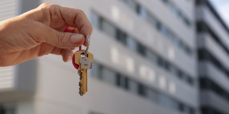 Риелтор передаёт ключи от квартиры